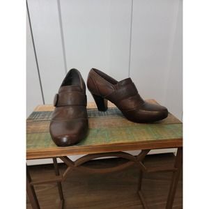 Clarks Bendables 7.5 Brown Leather Heeled Loafers W/ Button Accent